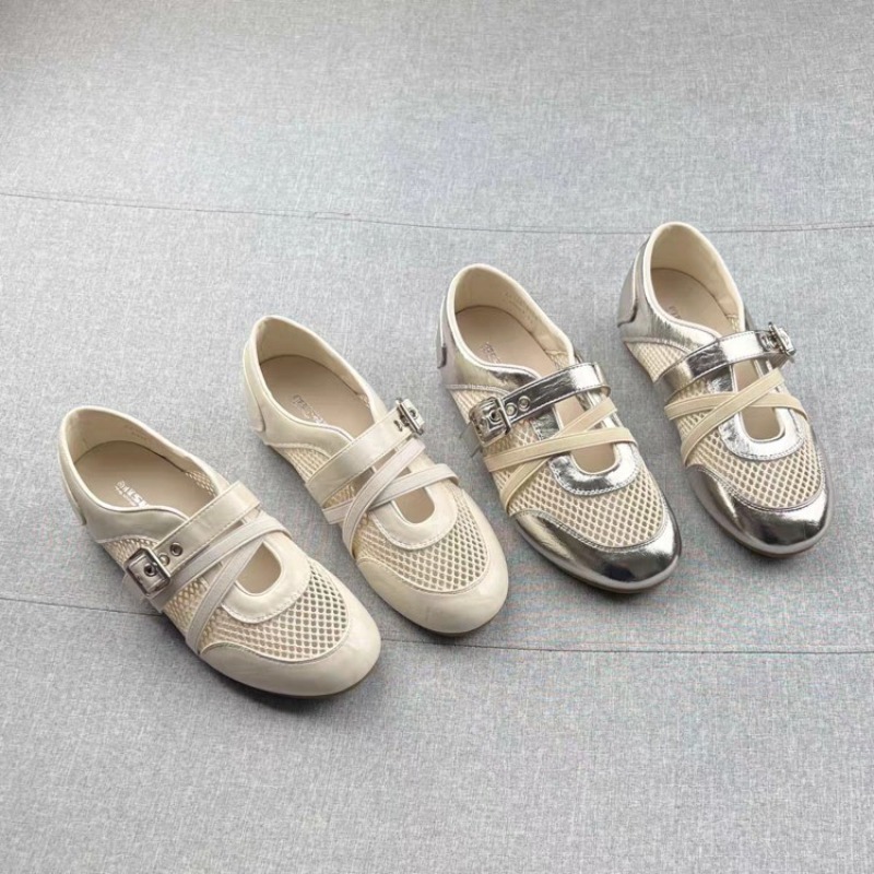 Women'S Shoes In Fashion - Novos Tênis Casuais Vazados com Fivela